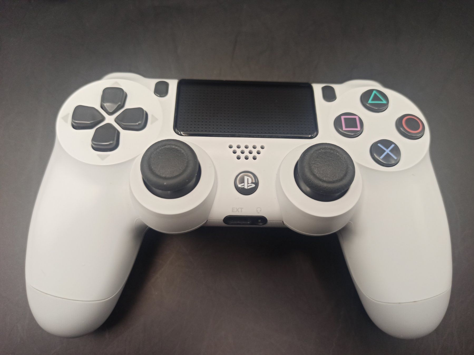 Manettes: Original Controller Sony PS4 Wireless DualShock 4 V2 WEISS – D'occasion à Oberweningen par mar_87mx