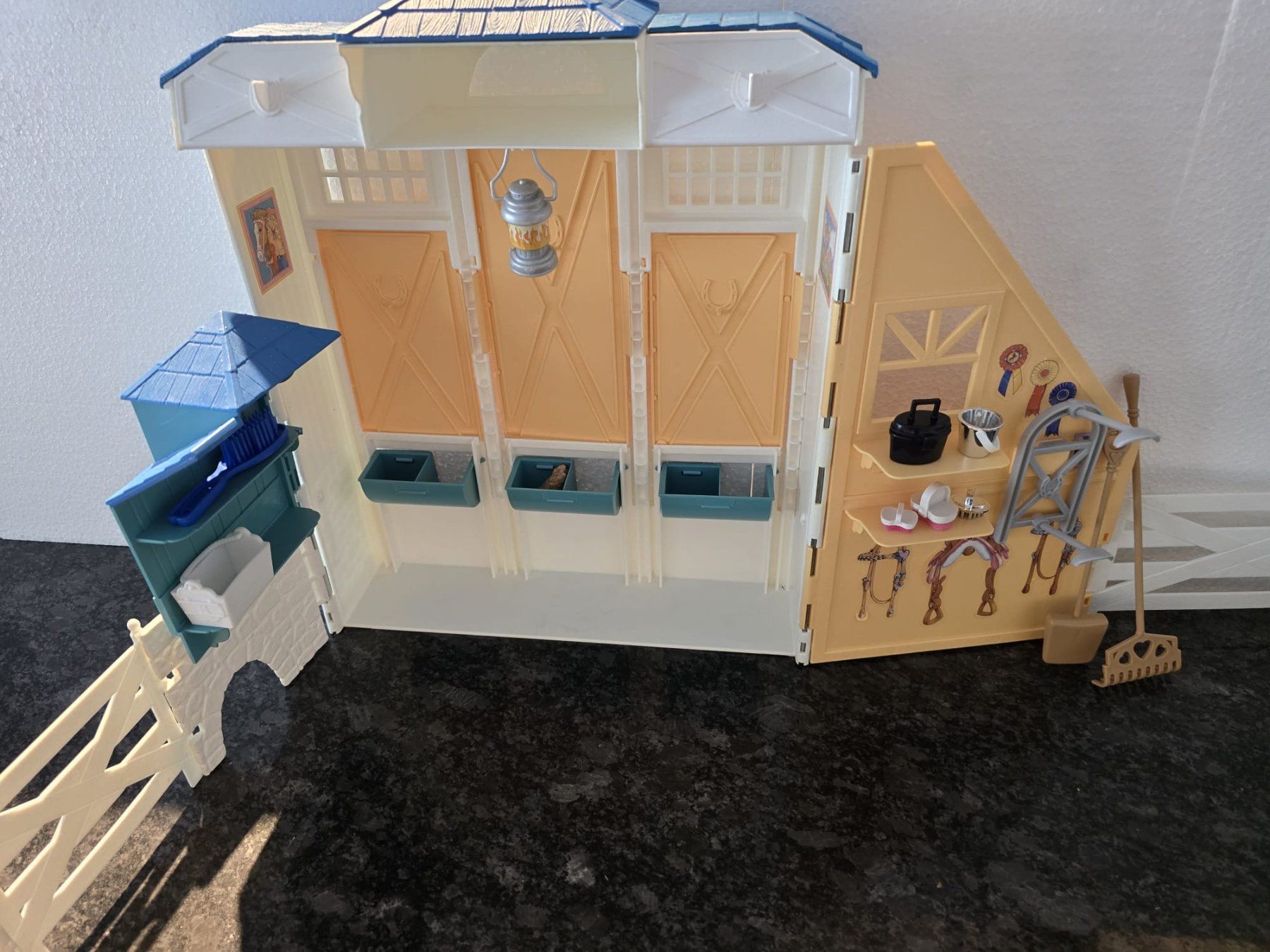 Spielzeuge: Barbie Reiterstall – Gebraucht aus Wildegg von mlit 2