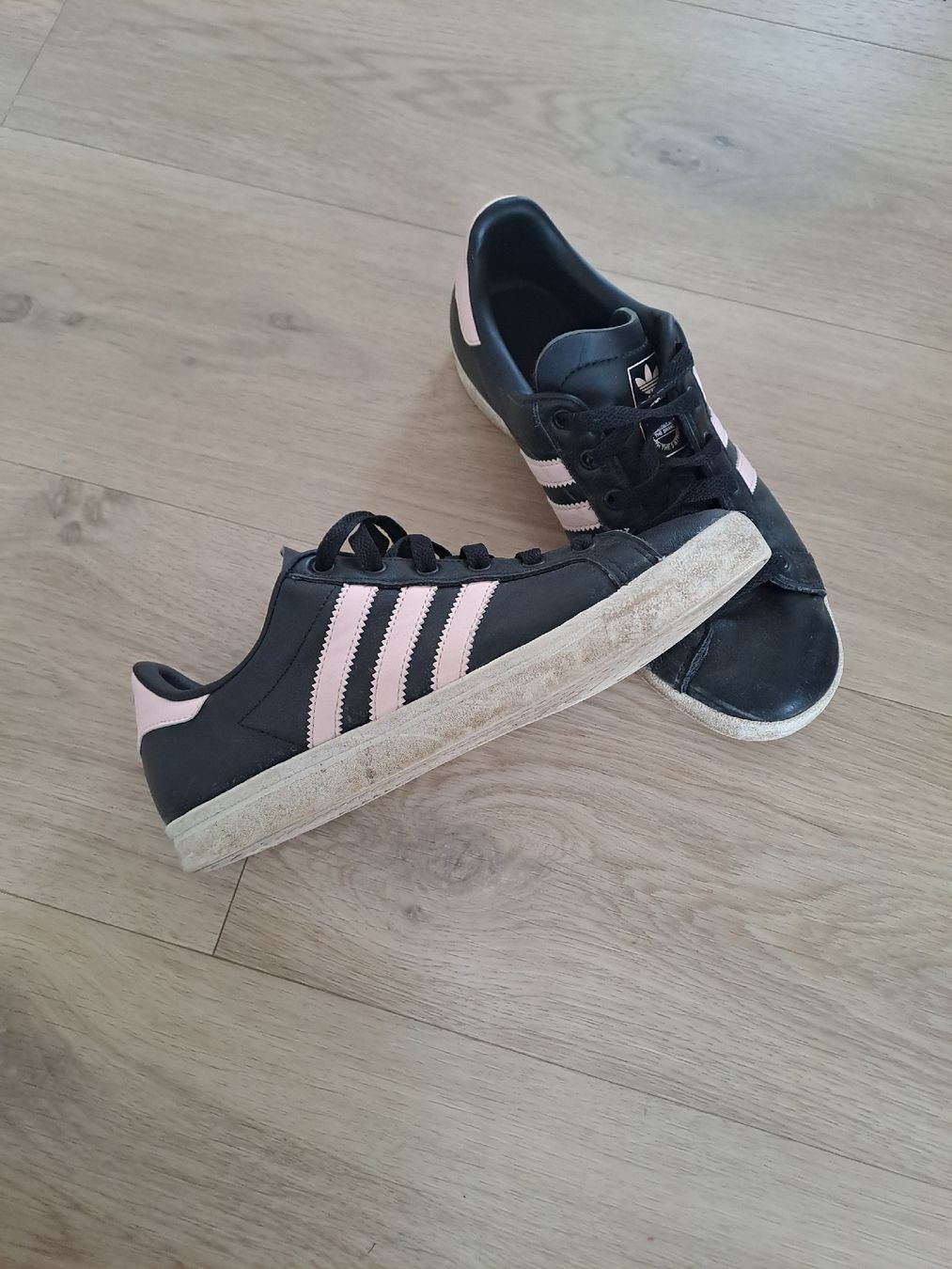Adidas Damenschuhe: Adidas Campus, Taille 38, Noires et Roses. – Gebraucht aus Saignelégier von lei_y5w9