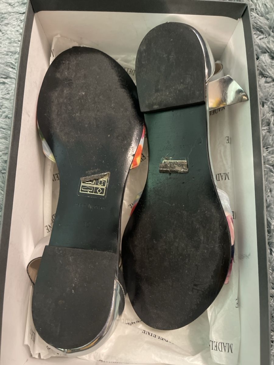 Damenschuhe: Sandale Madeleine Silber Blumenmuster Grösse 39 – Gebraucht aus Basel von maw_9jkd 4