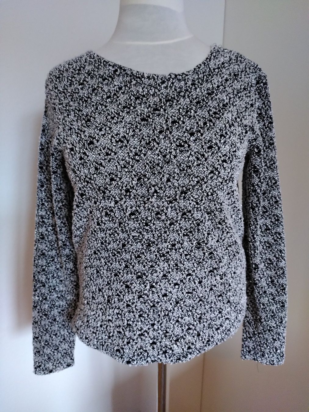 Maglioni & Felpe: Pullover mit silberner Bestickung von C'est ça – Usato da Zürich venduto da van_5xbk