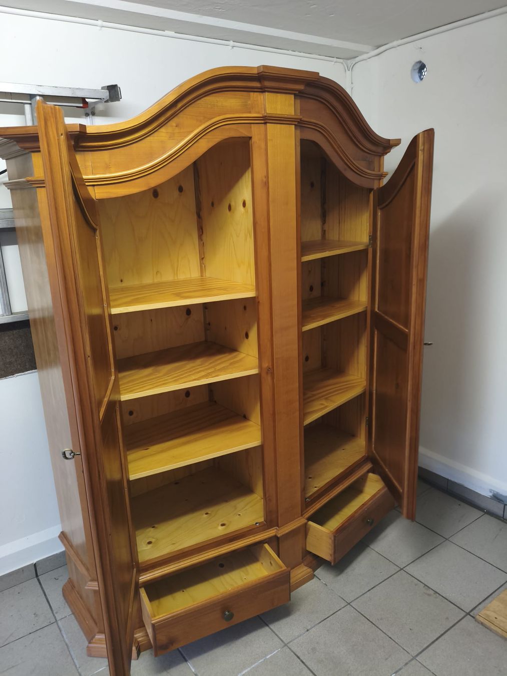 Armadi: Massiver Holzschrank – Usato da Stein AG venduto da alb_2bs8 1