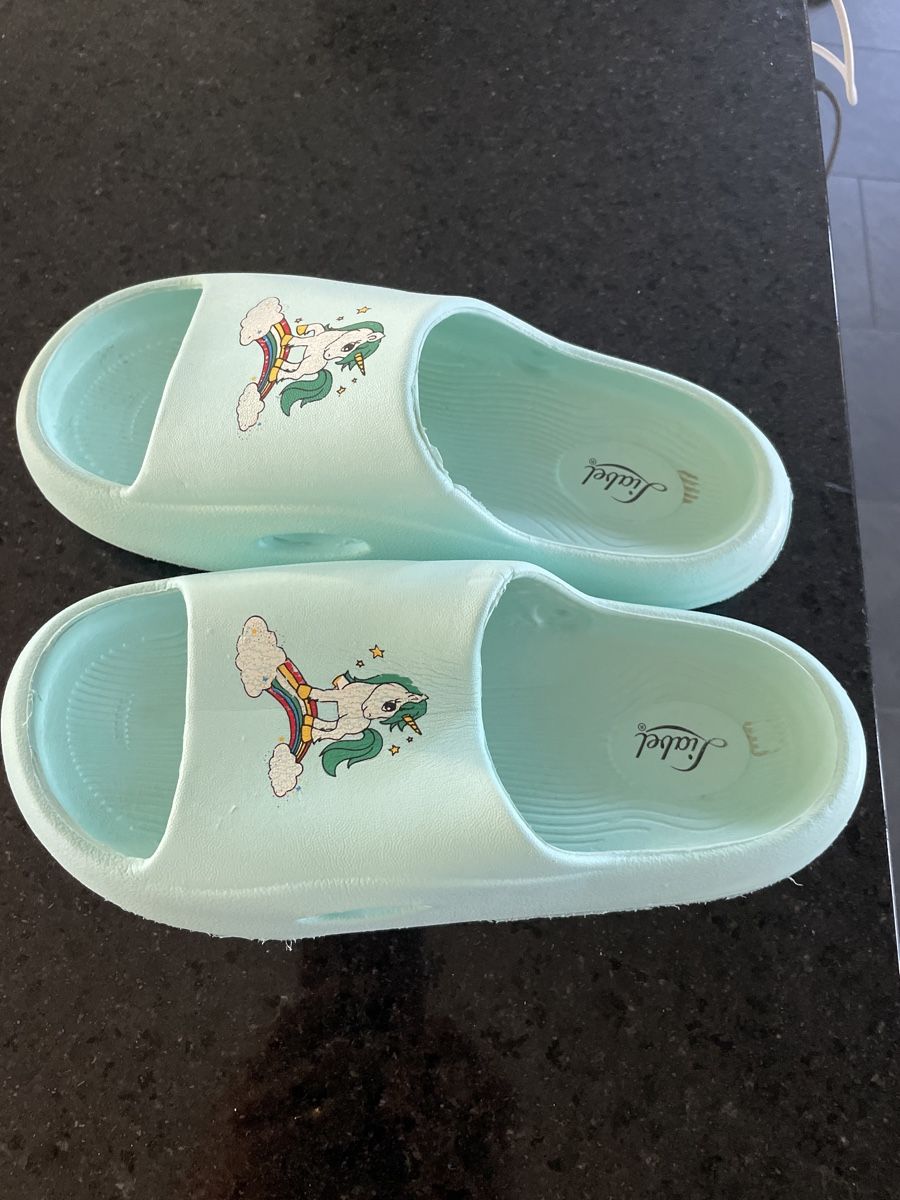 Scarpe per ragazze: Hausschuhe mit Einhorn Gr.35 – Usato da Spreitenbach venduto da bea_wrh6 1