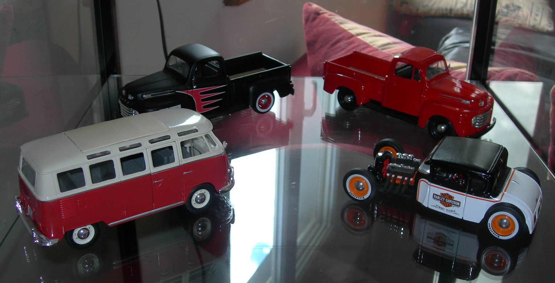 Modellini d'auto: Modellautosammlung inkl. beleuchteter Vitrine – Usato da Zuchwil venduto da Upan 2