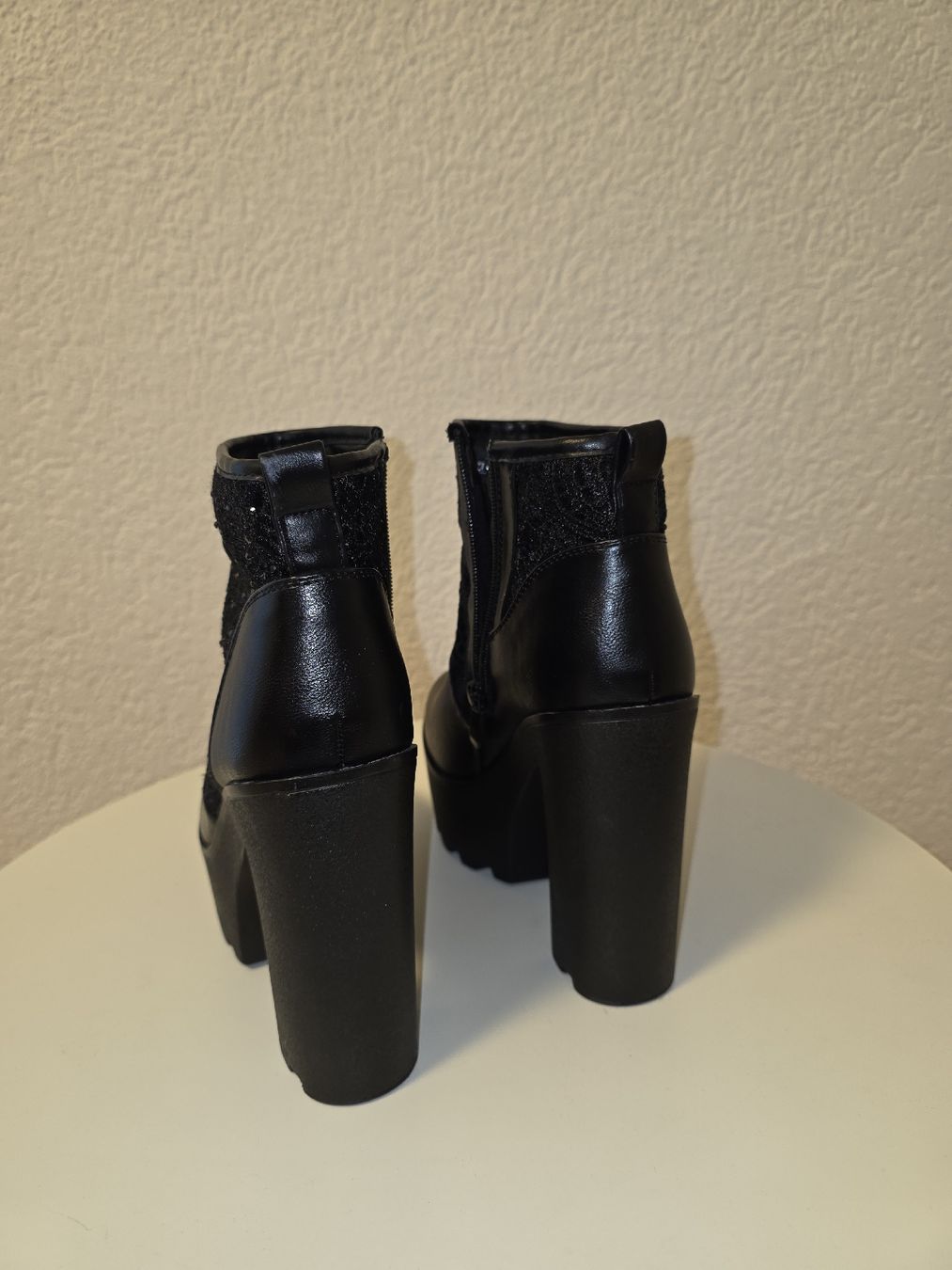 Scarpe da donna: Schwarze Stiefeletten mit Absatz, Gr. EU38 – Usato da Messen venduto da ste_bsk5 5