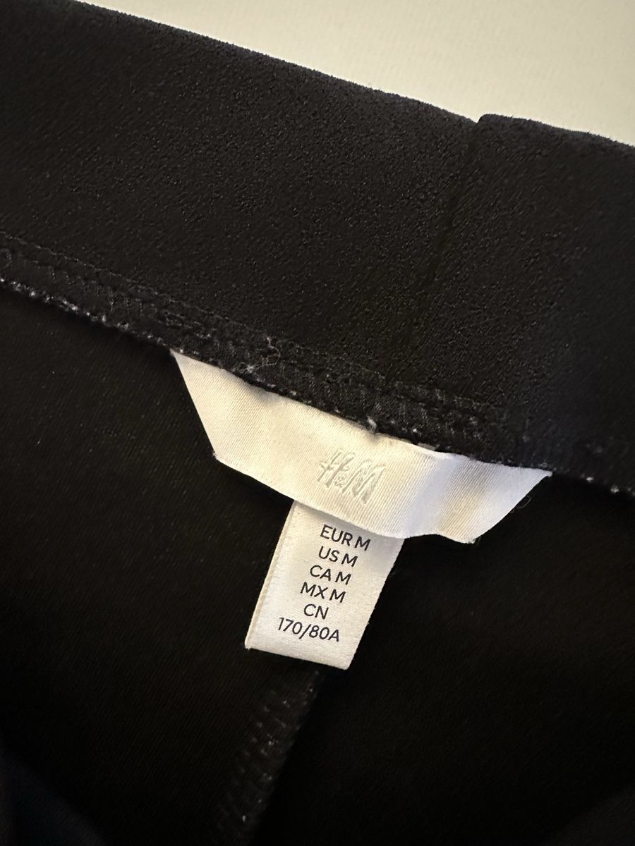 H&M Hosen: H&M Flared Trousers Black Size M  – Gebraucht aus Kloten von gab_jl5l 1
