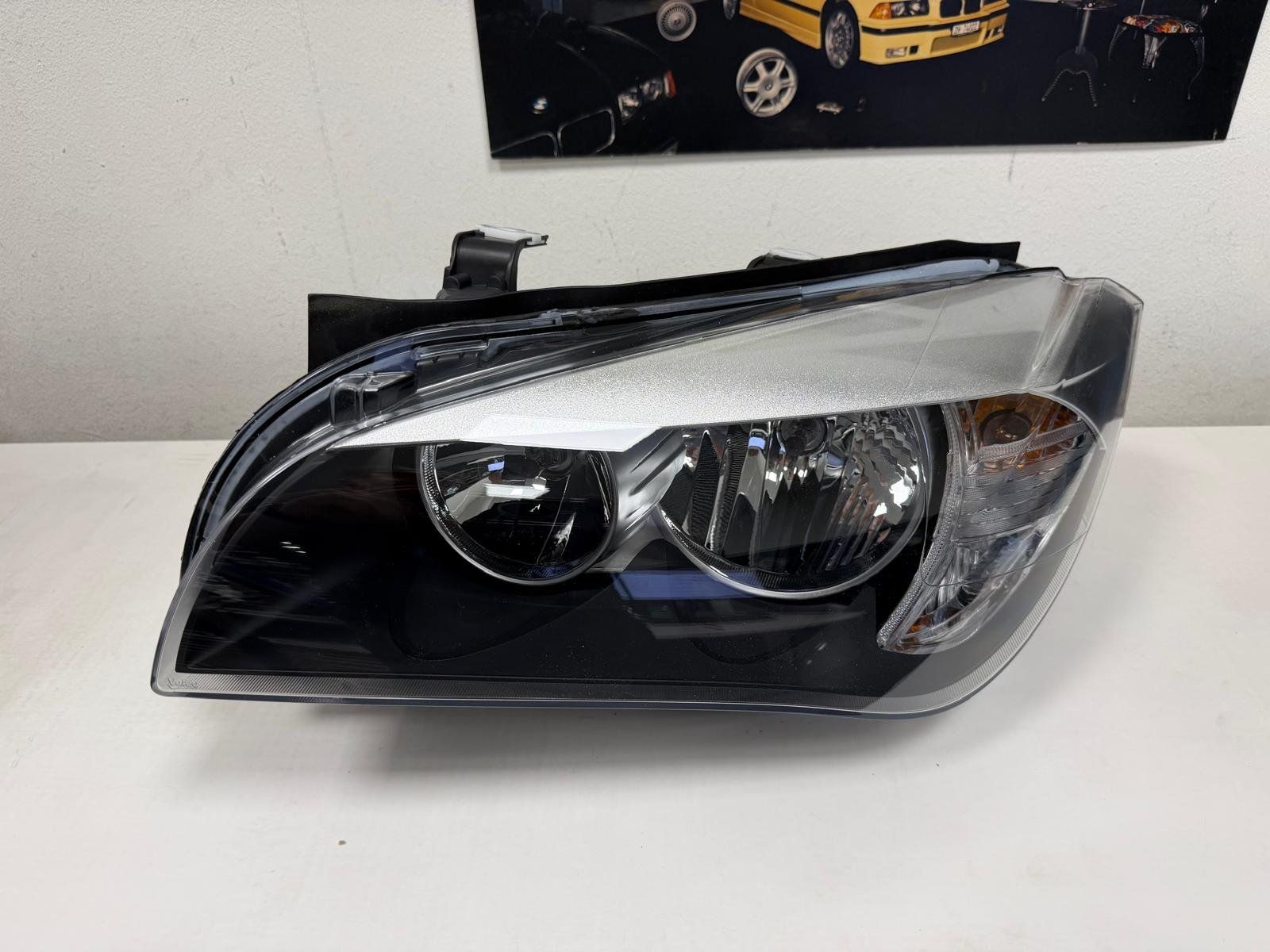 BMW Fari: BMW original Scheinwerfer links X1 E84 – Nuovo e nell'imballaggio originale da Wetzikon ZH venduto da Premium-Selection