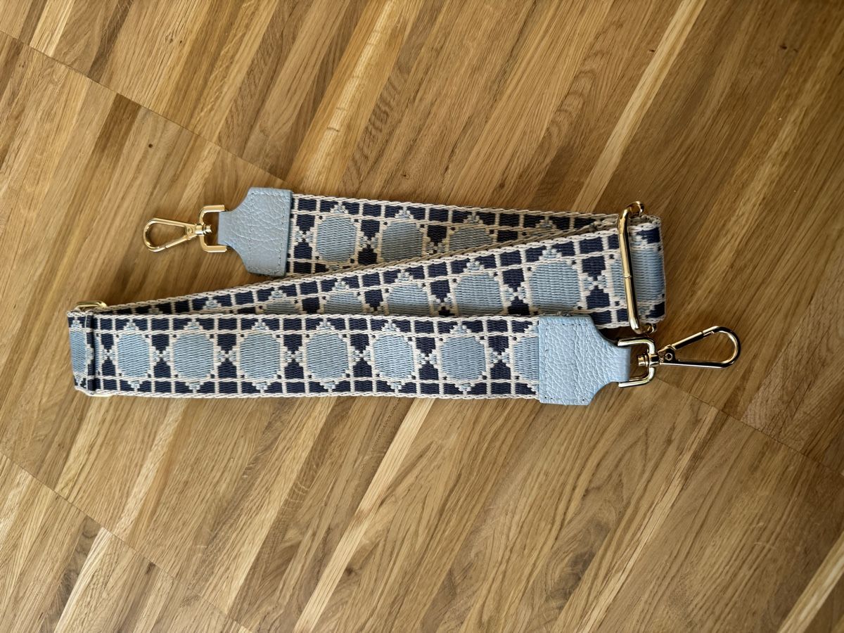 Altro in  Abbigliamento & Accessori: Taschengurt blau mit goldiger Hardware – Usato da Dübendorf venduto da gru_v8px 1