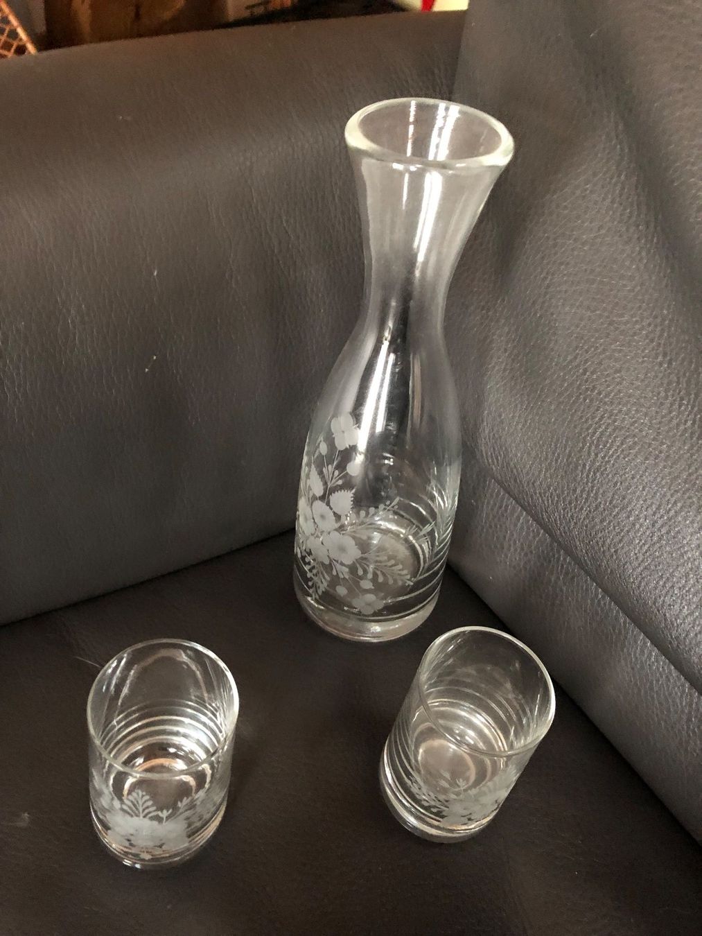 Caraffe: Glaskaraffe mit 2 Gläsern, Blumenmuster in Handarbeit – Usato da Rickenbach ZH venduto da Topas014