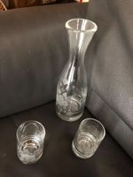 Glaskaraffe mit 2 Gläsern, Blumenmuster in Handarbeit