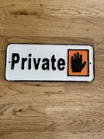 Schild aus Eisenguss 