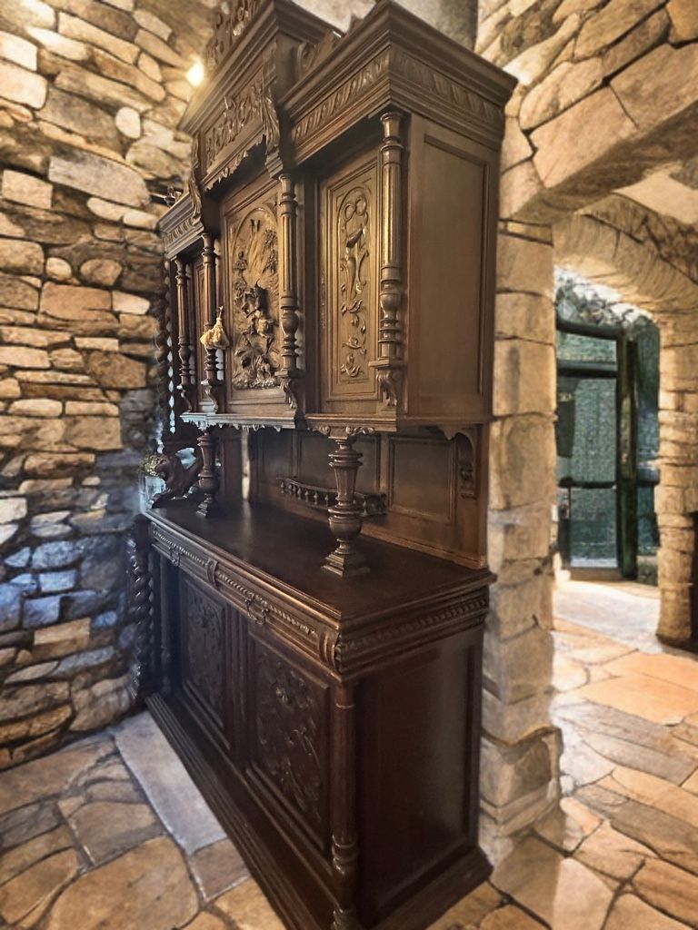 Credenze: Antique Oak Cabinet with Carved Relief – Usato da Villmergen venduto da JacRon 1