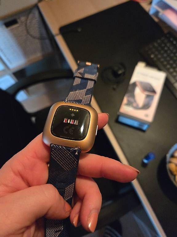 Fitbit Montres: Fitbit Versa 2 Special Edition – D'occasion à Brüttisellen par sunny2016
