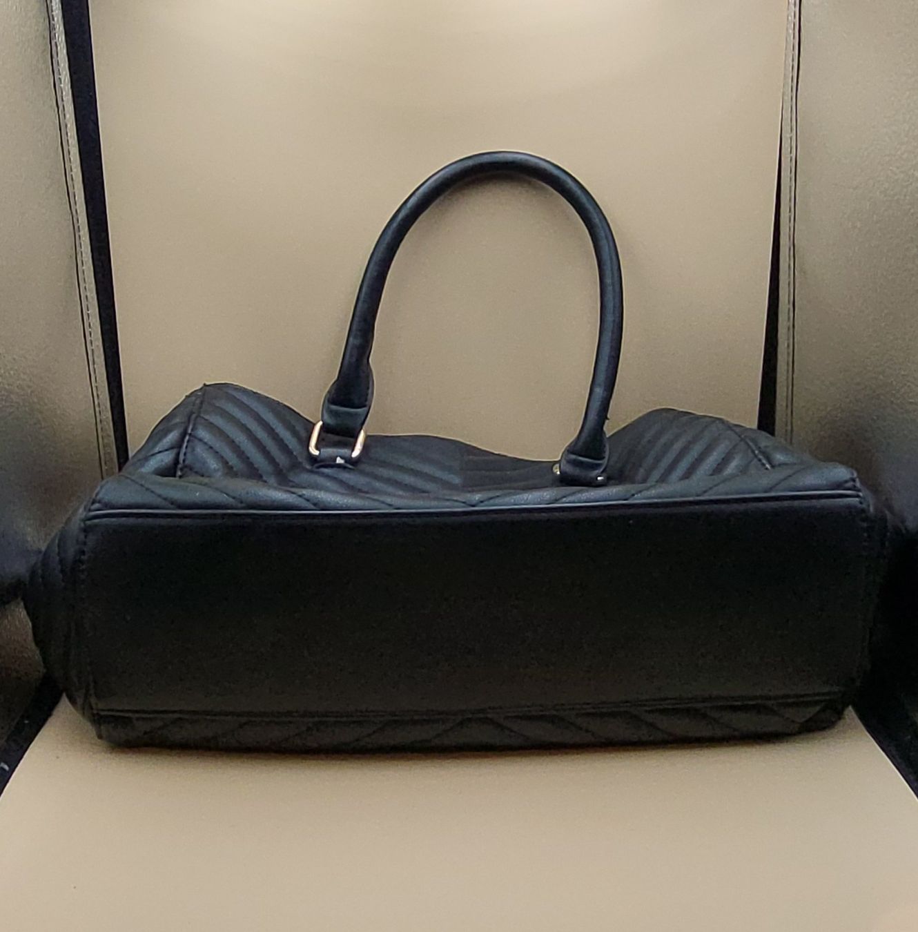 Taschen für Damen: Schwarze Handtasche mit goldener Kette – Gebraucht aus Wald ZH von SwissPawnshop 7