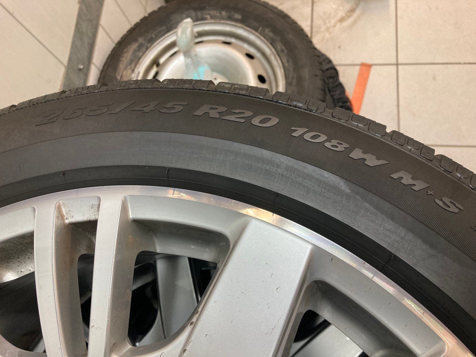 Bentley Pneumatici & Ruote complete: Bentley Continental Winterräder  265/45R20 – Usato da Cham venduto da WB2223 5