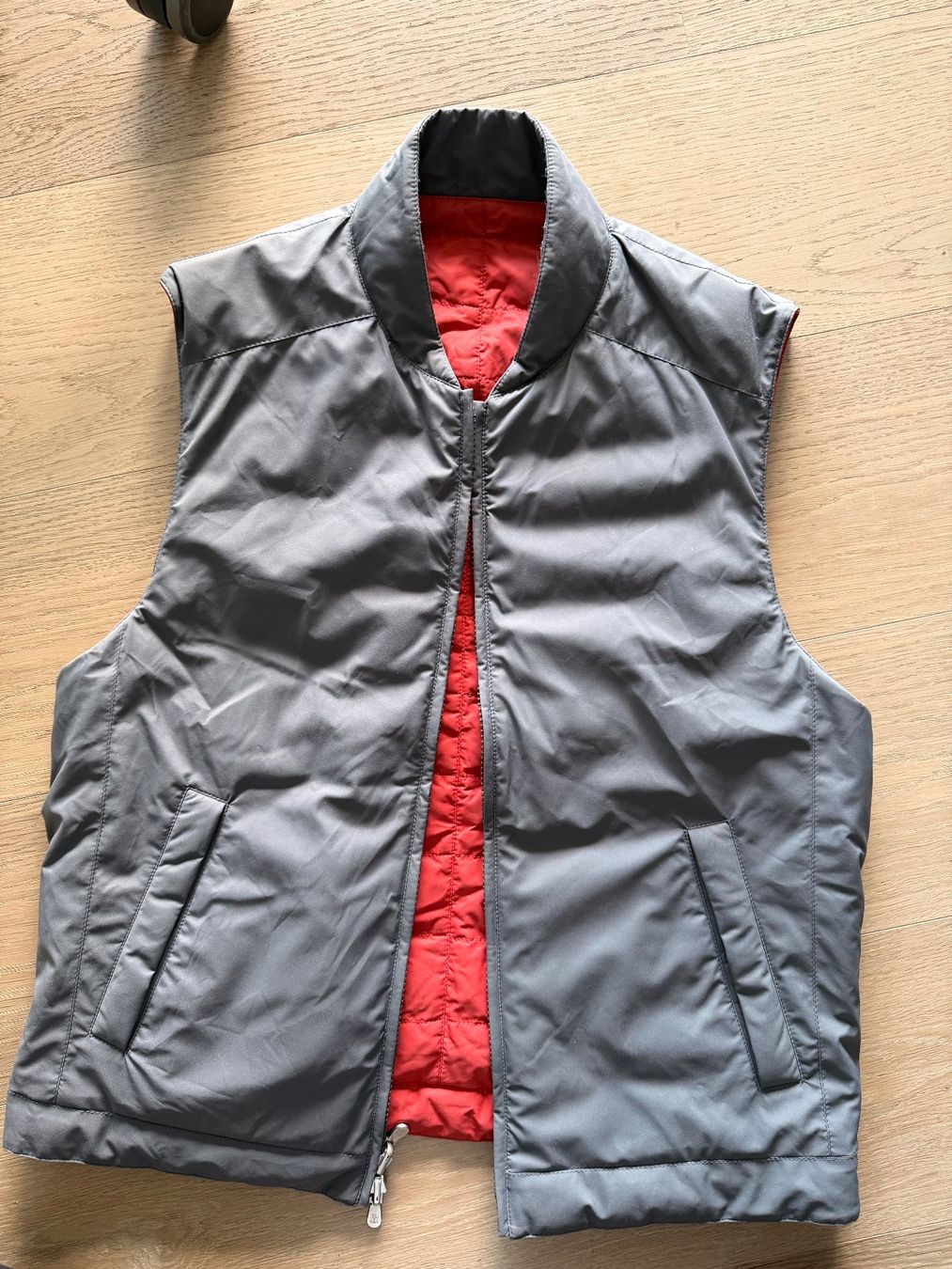 Brunello Cucinelli Gilet & Giacche: Brunello Cucinelli Herren Wend-Steppweste Grau/Rot – Usato da Oberwil b. Zug venduto da hallihallo12