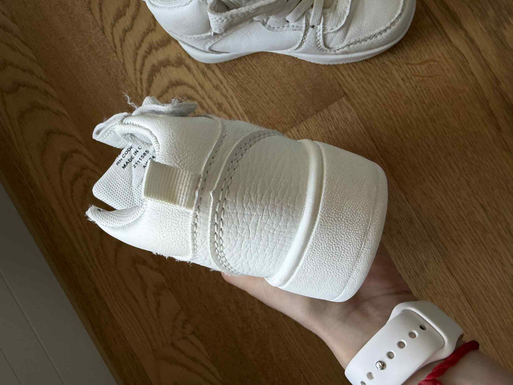 Scarpe per ragazzi: Weisse Kinder Sneakers, Grösse 23 – Usato da Riehen venduto da edu_92w7 1