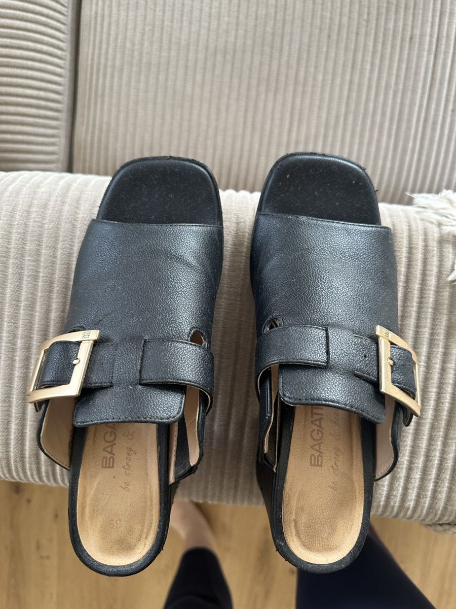 Damenschuhe: Schwarze Sandalen mit Absatz, Grösse 39 – Gebraucht aus Chur von pas_5g2r 1