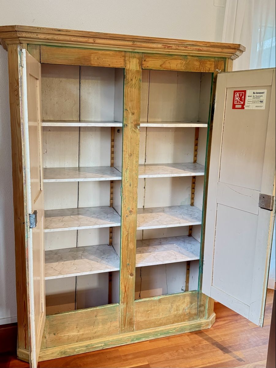 Armadi: Uralter Holzschrank – Usato da Sursee venduto da Apfirsich 1