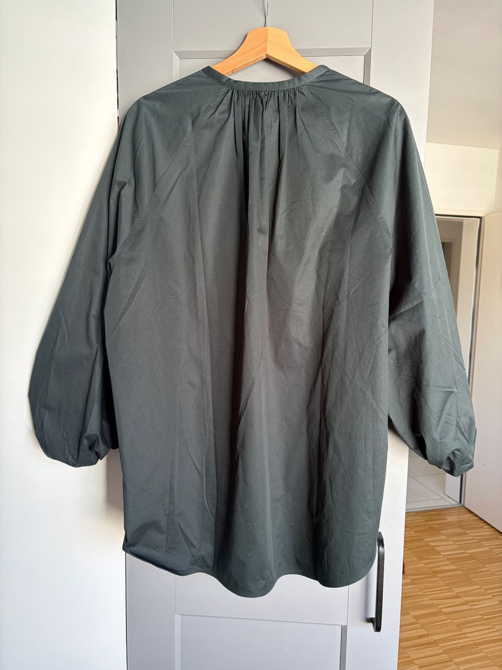 Cos Chemisiers: COS Bluse mit Ballonärmeln, neue – D'occasion à Hergiswil NW par irinagraf 2