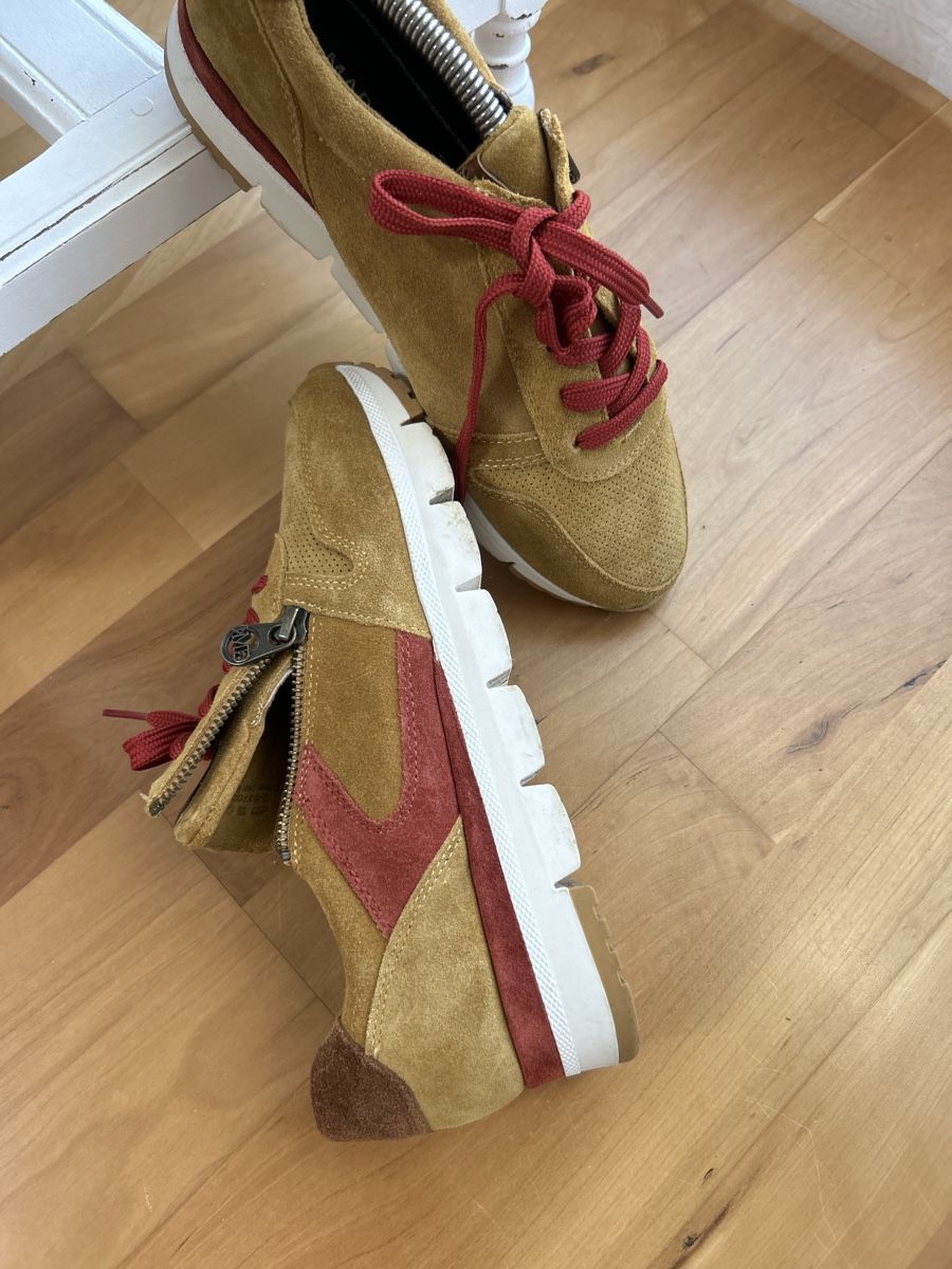 Scarpe da donna: Leder Sneaker Gr.38, Top Zustand – Usato da Kirchdorf BE venduto da Stella130 3
