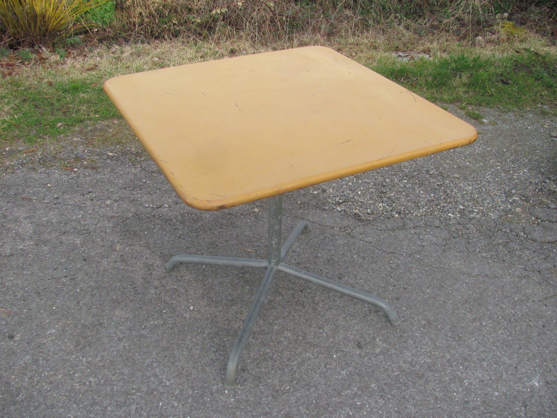 Bigla Tische: BIGLA Blechtisch 80x80cm Gartentisch OK Höhe 70 – Gebraucht aus Malters von Monark 1