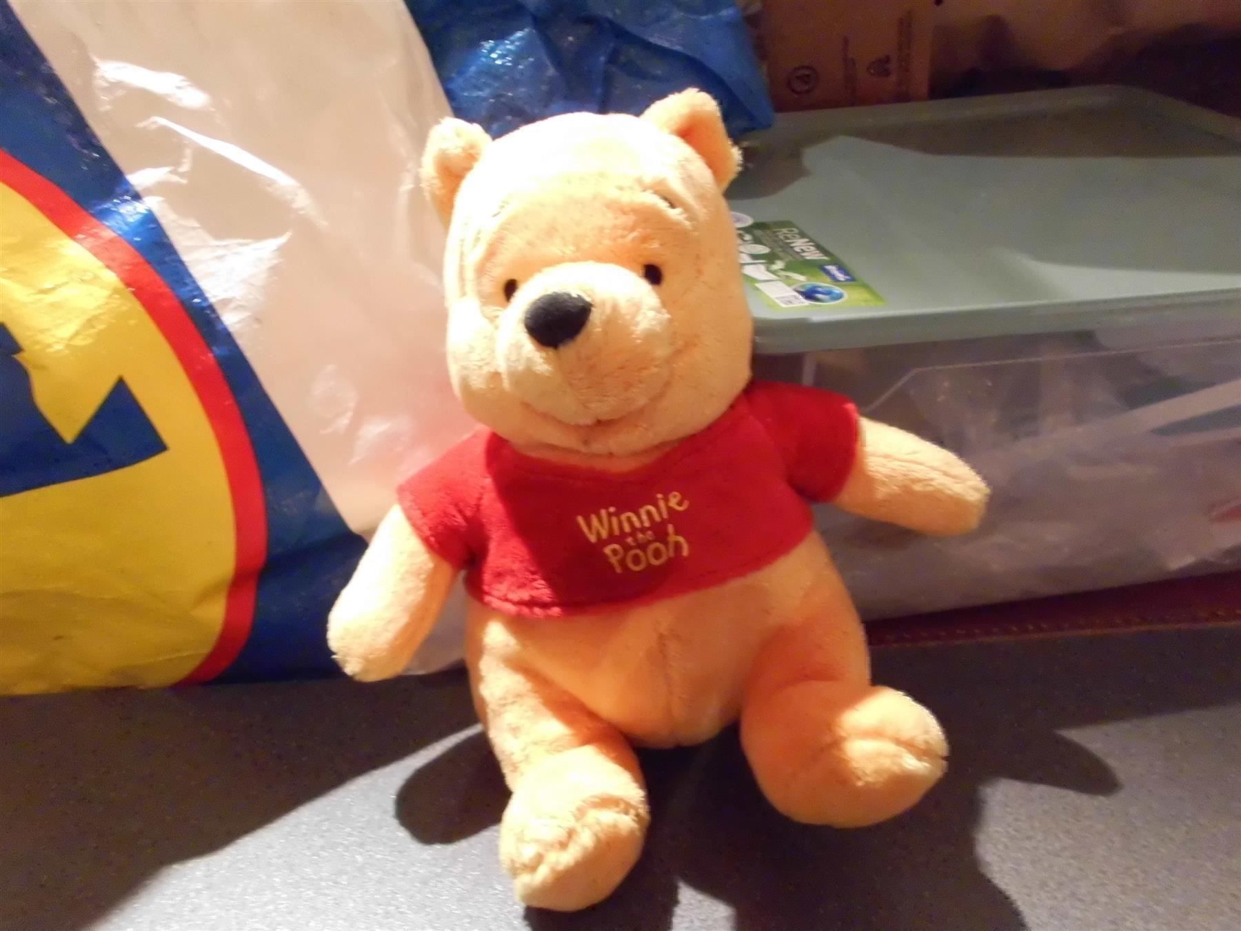 Disney Spielzeuge: Winnie the Pooh, sitzend – Gebraucht aus Zürich von Motzkuh