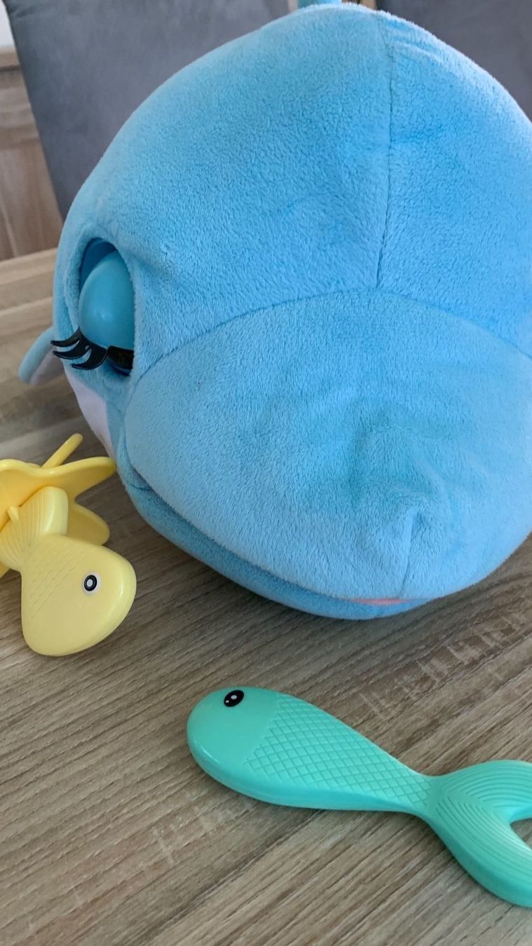 Spielzeuge: Plüsch Blublu Delfin mit Geräuschen – Gebraucht aus Biel-Benken BL von BelginE