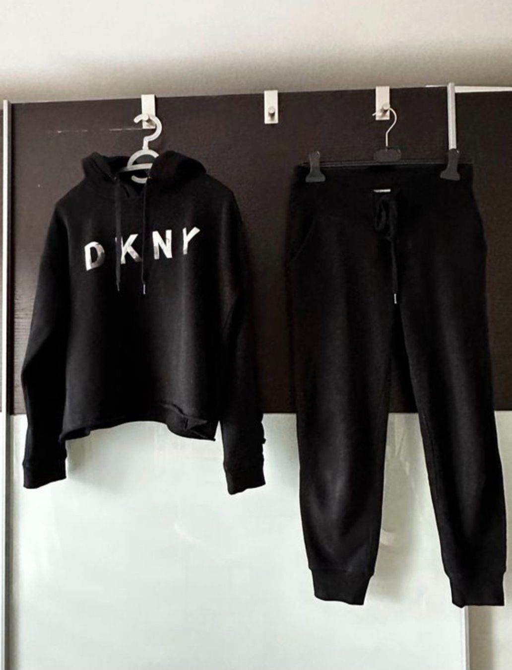 DKNY Anzüge & Kostüme: Lässiger Trainer schwarz von DKNY Gr. M – Neu (gemäss Beschreibung) aus Huttwil von DealAlpina