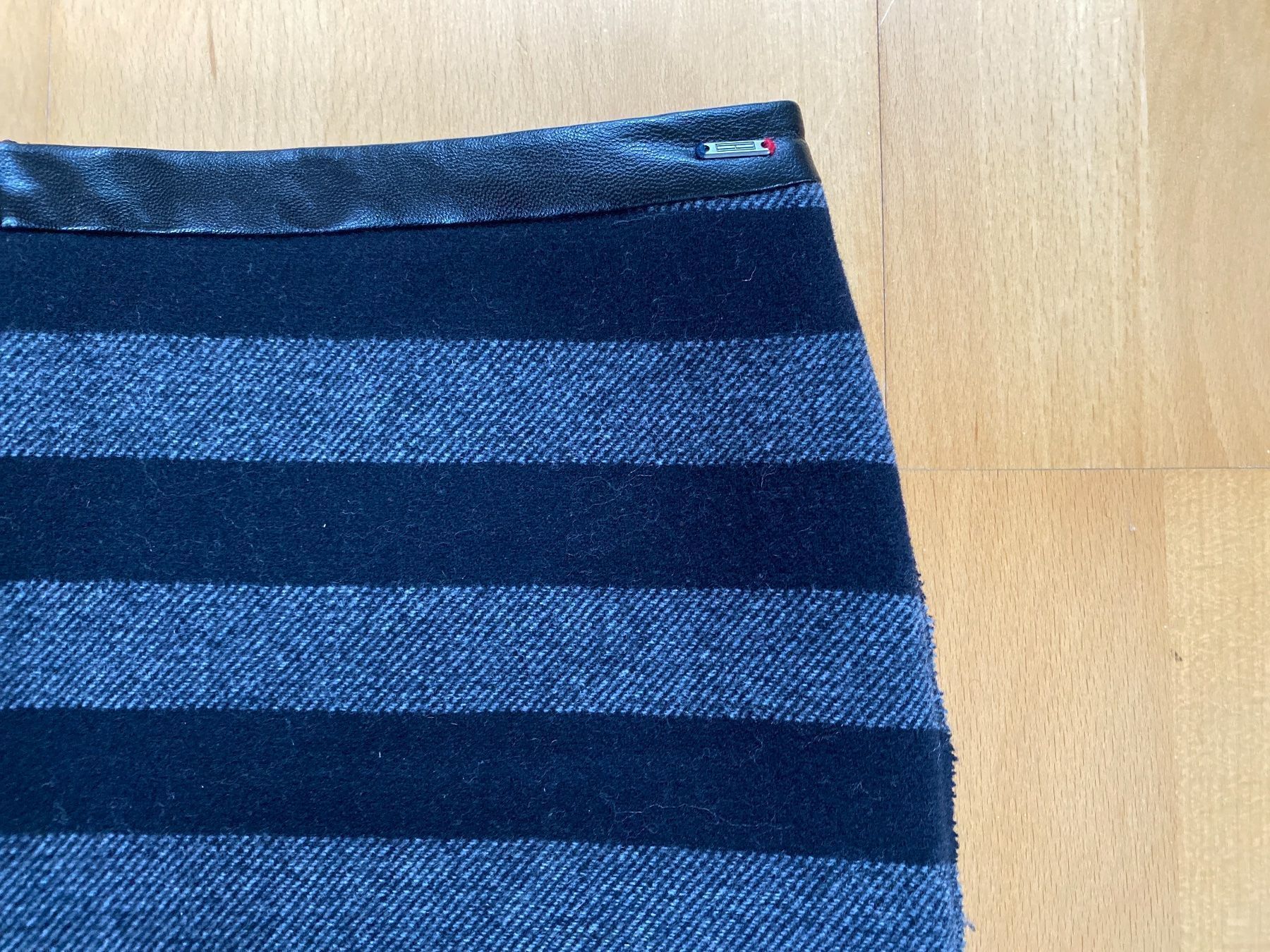Tommy Hilfiger Röcke: Jupe Tommy Hilfiger taille S NEUVE – Neu (gemäss Beschreibung) aus Treyvaux von MLRL 2