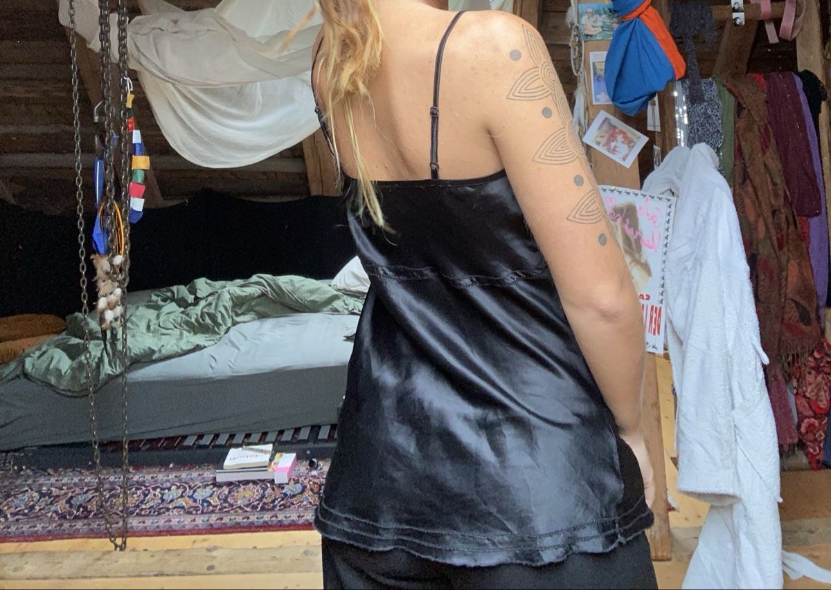 Tops: Wunderschönes schwarzes top mit Details – Gebraucht aus Rehetobel von Jahbleh 1