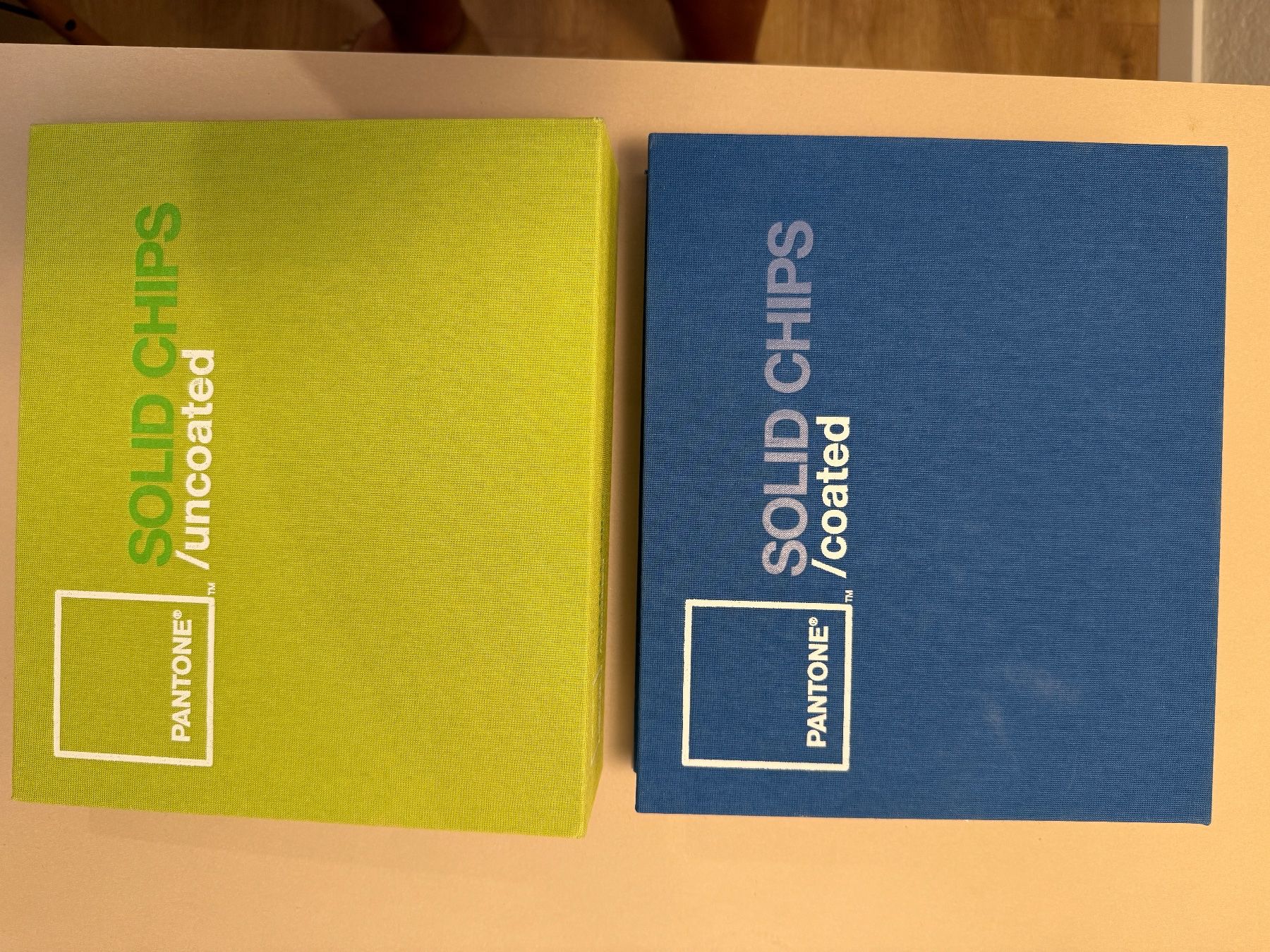 Libri: Original Pantone SOLID CHIPS Farbkarten set coated /uncoated – Usato da Zürich venduto da Ivo75