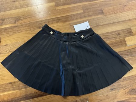 Neu! 🖤 ZARA Kunstleder Plissende Minirock gr. M