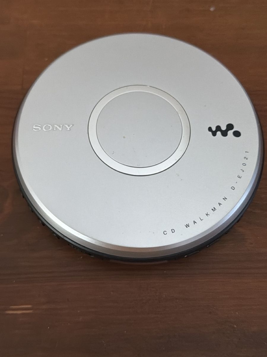 Sony Lettore multimediale portatile: Sony Walkman CD D-EJ021 tragbarer CD-Player Silber Top Zus – Usato da Thun venduto da BanjoDan