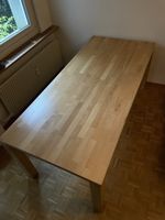 Grosser Esstisch aus Holz