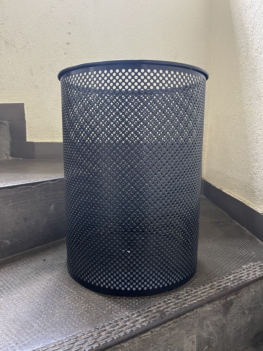 Cestini per rifiuti: USM Metal Waste Basket, Graphite black – Usato da Zürich venduto da bom_c25d