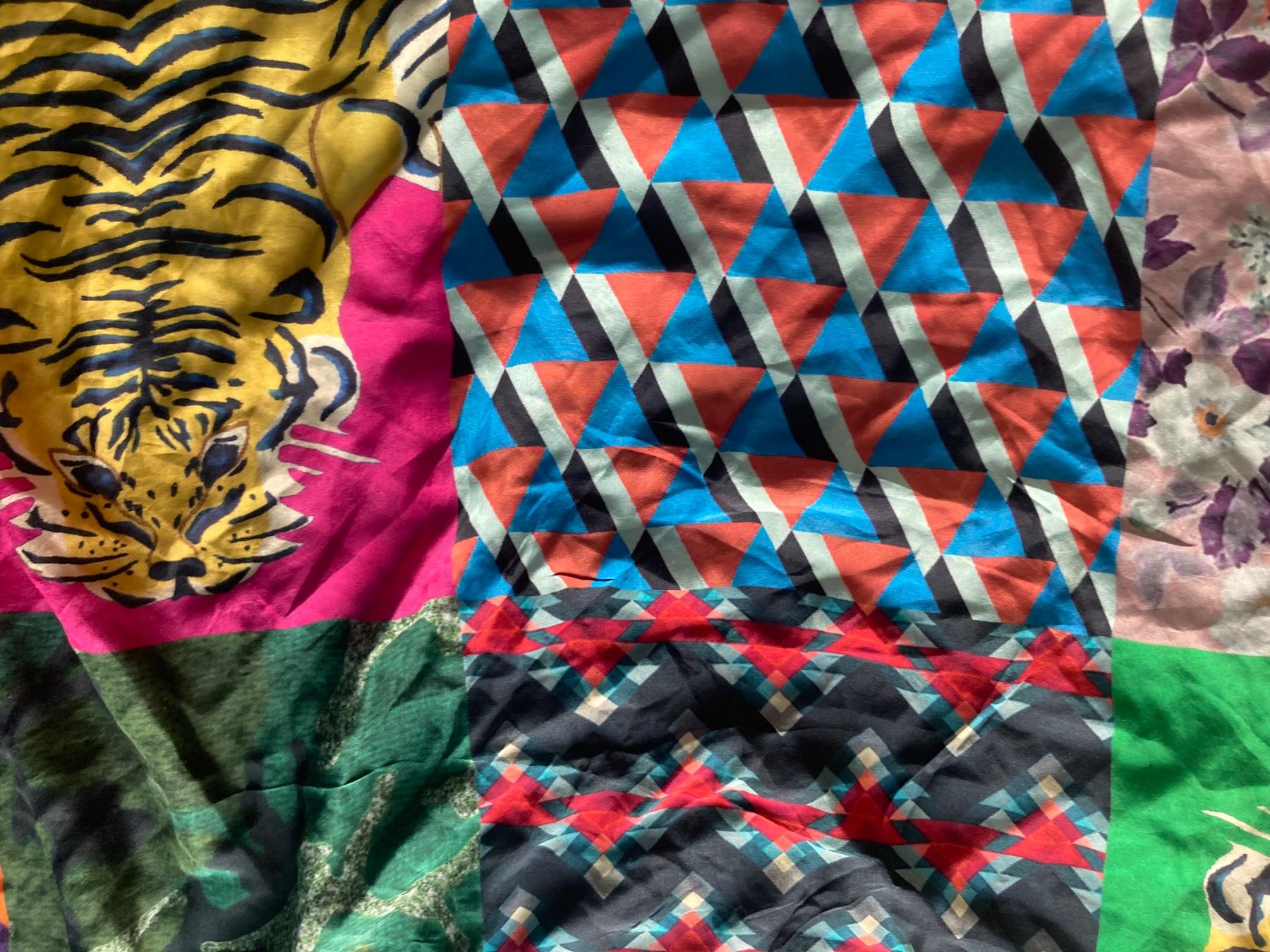 Foulard & Sciarpe: sehr grosses Foulard, Patchwork Style, Seide – Usato da Zürich venduto da Idbiw 7