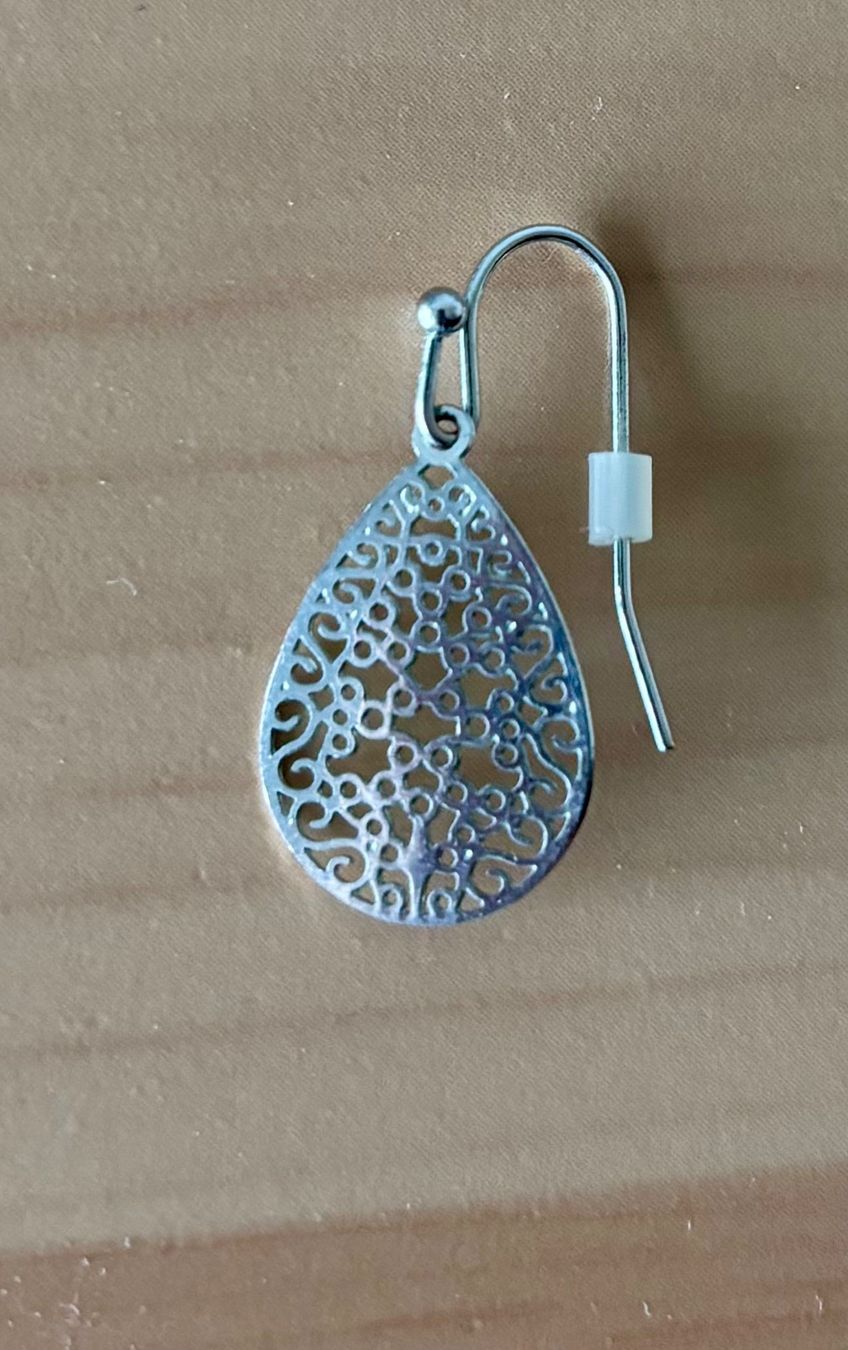 Orecchini pendenti & Orecchini a lobo: Silberfarbene Ohrringe mit filigranem Muster, Modeschmuck – Usato da Glattpark(Opfikon) venduto da Mrs.R0bins0n 1
