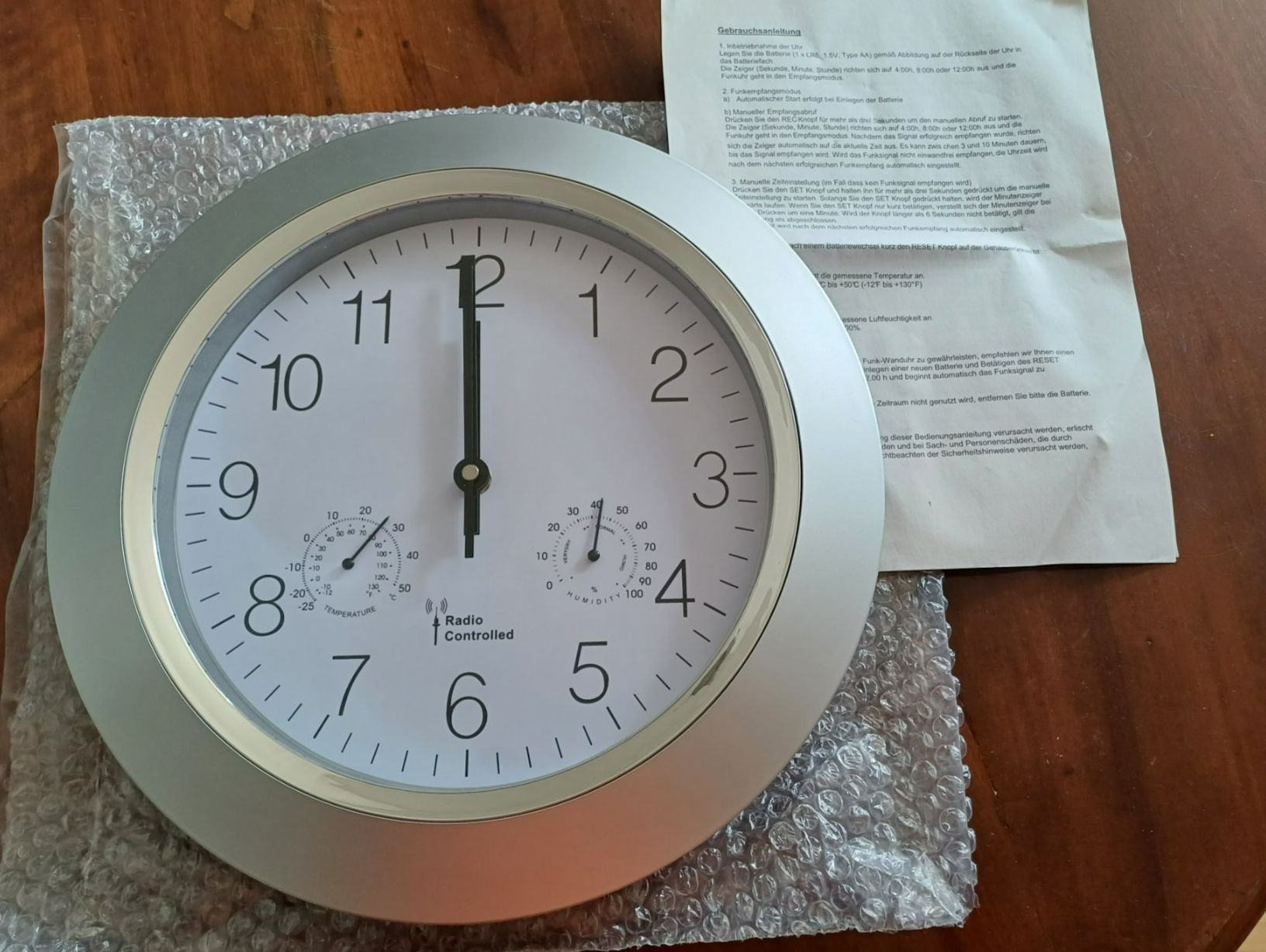 Orologi: Funkwanduhr mit Thermo und Luftfeuchtigkeitsanzeige – Nuovo e nell'imballaggio originale da Zürich venduto da carolina71 1