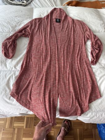 Cardigan rayé Bobeau Élégant, parfait pour l'automne.