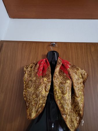 Foulard  soie vintage rouge & or, motif fleuri, idéal automn