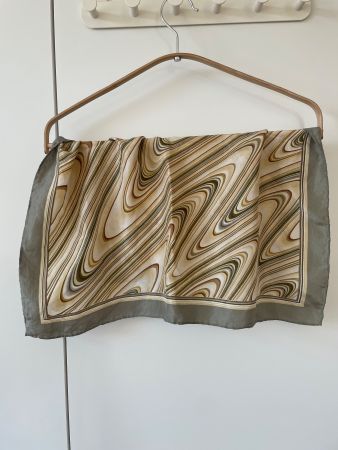Elegantes Foulard / Seidentuch mit Retro-Wellenmuster 50x50