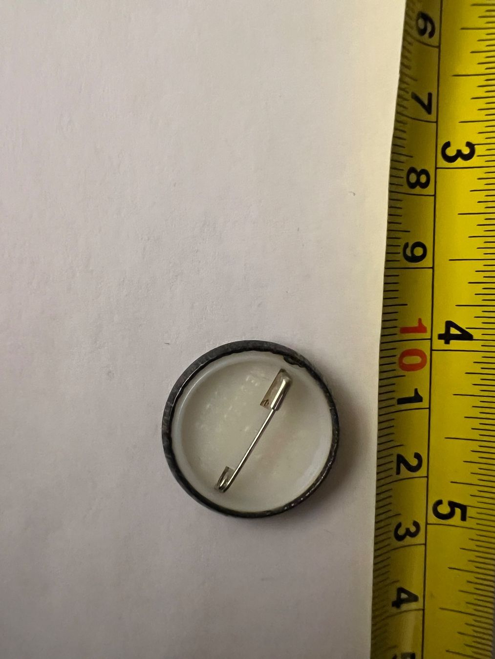Spille & Fermagli: Button «SHIT HAPPENS» – Usato da Zürich venduto da rigani 2