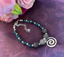 Armband aus verschiedenen Perlen und Spirale Metallanhänger