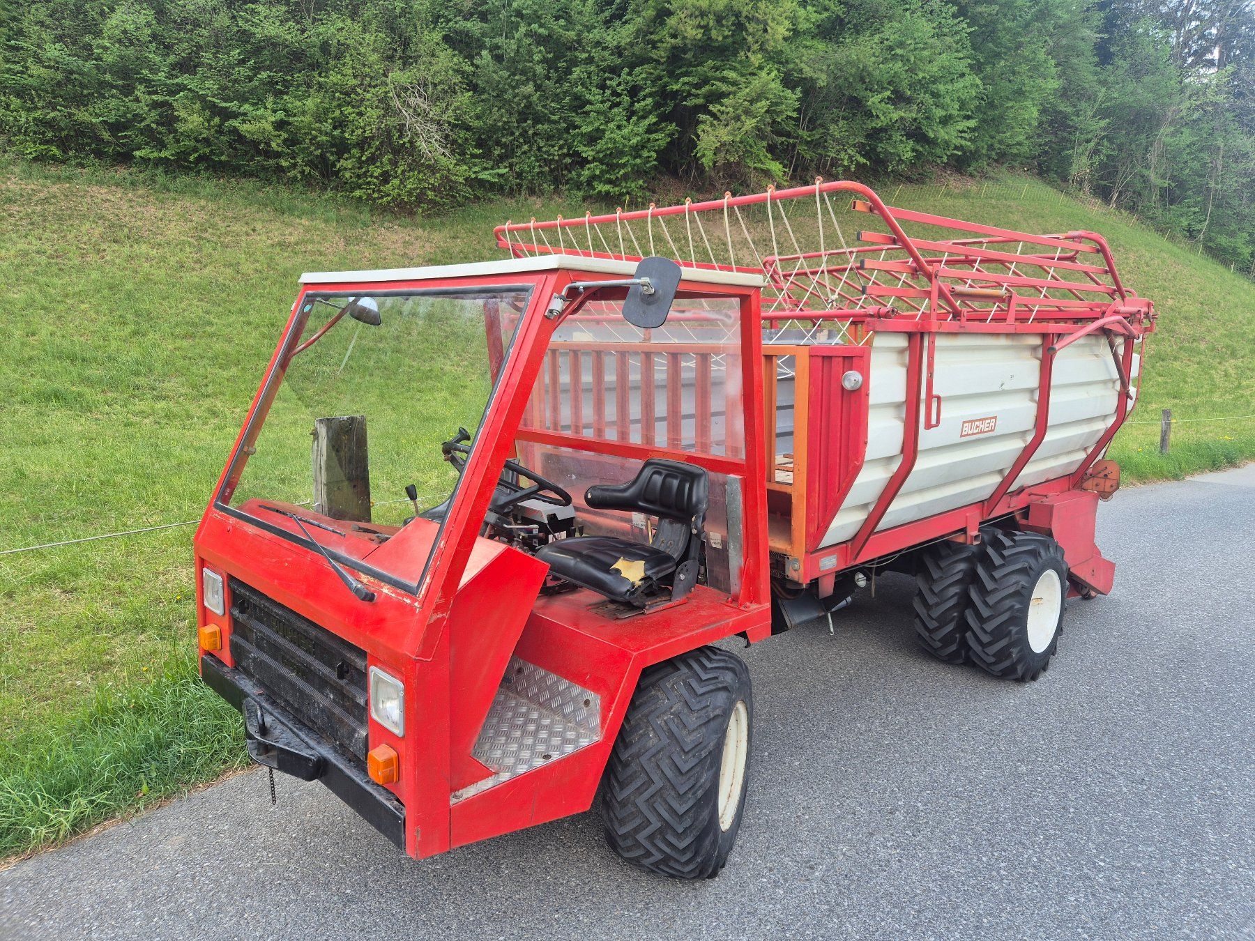 Bucher Tracteurs: Bucher TR 2800 mit Ladegerät – D'occasion à Kandergrund par 07071963
