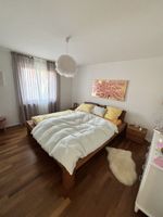 Wildeiche Massiv Holzbett mit braunen Lederkopfteilen