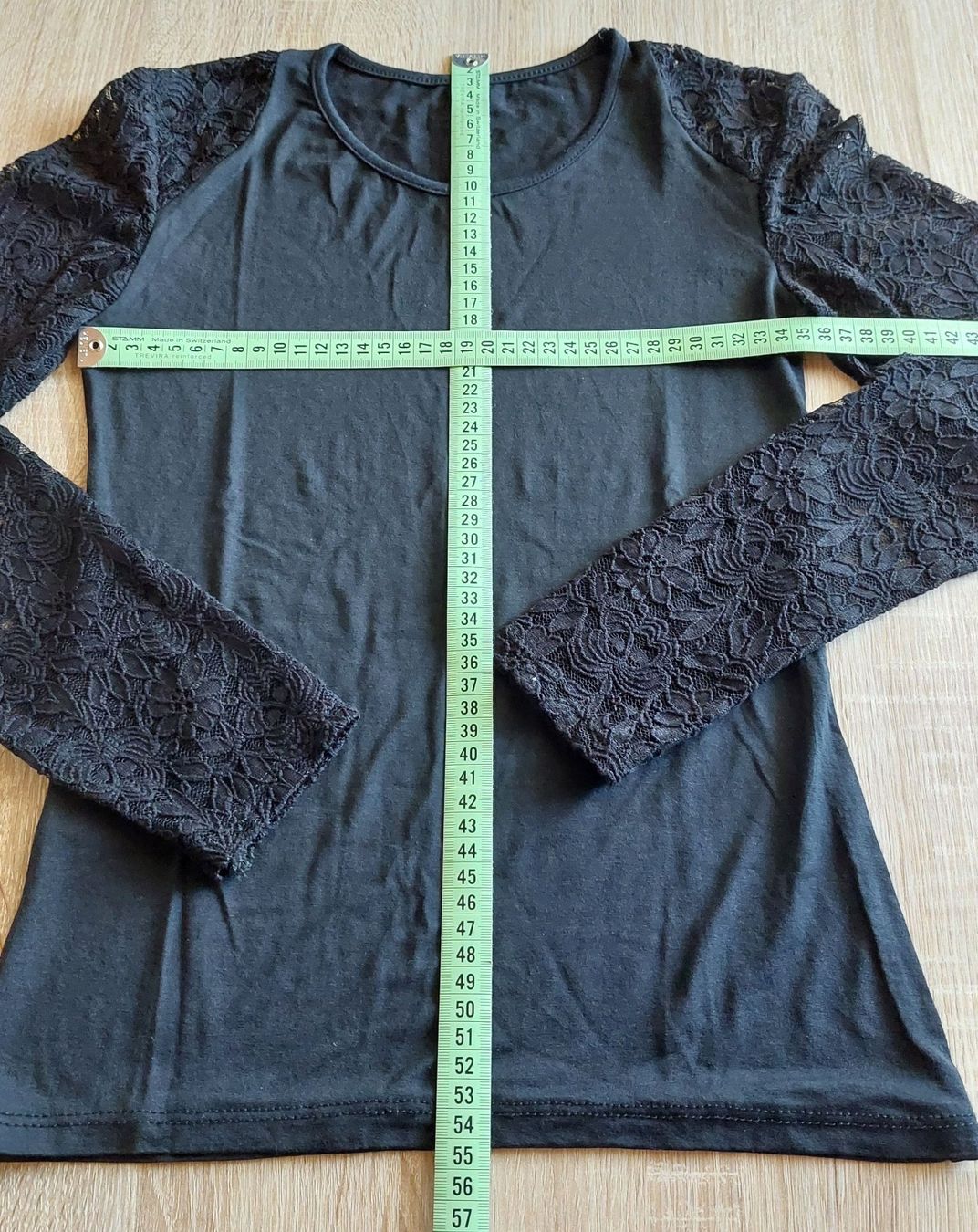 T-shirt: Schickes schwarzes Langarmshirt mit Spitze, Grösse M – Usato da Zollikofen venduto da Blackie 2