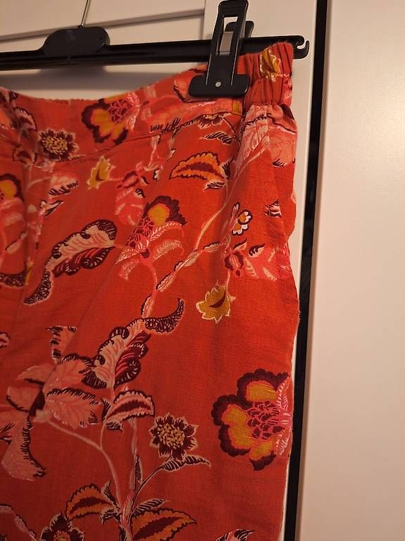 Pantaloni: INDISKA Leinenhose / Culotte Gr. S  Orange mit Blumenmuster – Usato da Zürich venduto da GingerJam 1