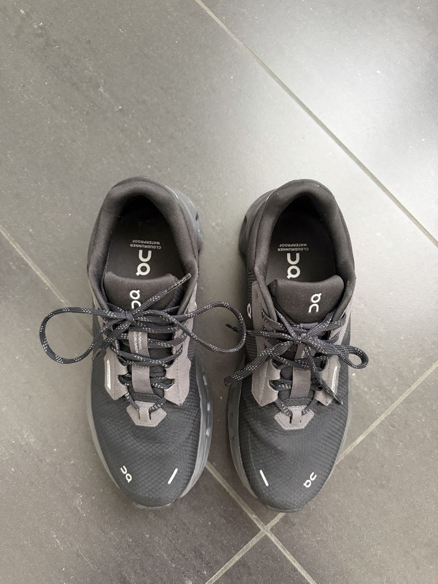 On Scarpe da uomo: ON Cloudrunner 2 Waterproof (Schwarz) – Usato da Basel venduto da HauteGamme 1