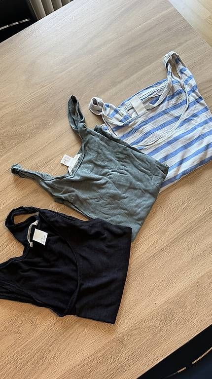 Top: 3 H&M Tanktop Grösse S – Usato da St. Gallen venduto da Celi_na_ko_lb